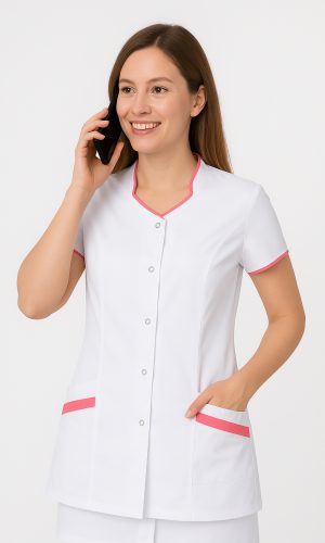 Żakiet jest zapinany z przodu na napy, posiada nieco większy dekolt oraz kołnierzyk w stójce. Krój jest wymodelowany za pomocą pionowych cięć, dzięki czemu idealnie dopasowuje się do kobiecej sylwetki. Dwie kieszenie umieszczone po lewej i po prawej stronie dołu żakietu wpływają na jego dużą funkcjonalność. Model posiada krótkie rękawki, nieco odstające w formie skrzydełek, nadające mu lekkości. Na ich obrzeżach, a także przy kołnierzyku oraz kieszeniach wszyto kontrastową lamówkę. Do wyboru wiele wariantów kolorystycznych zarówno żakietu, jak i lamówek. Szeroka gama zawiera intensywne i pastelowe barwy. Dodatkowe informacje: Istnieje możliwość nadruku lub haftu Tkanina 65% poliester 35% bawełna Gramatura 175 g/m2 Temperatura prania do 60 stopni C