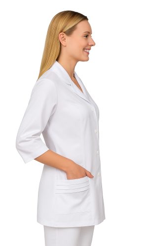 Damski żakiet medyczny Bianka MS3_14 od Medicstar to połączenie elegancji i funkcjonalności. Wykonany z trwałej tkaniny (65% poliester, 35% bawełna), zapewnia komfort noszenia i nienaganny wygląd przez cały dzień pracy. Fason z rękawem 3/4, klasycznym kołnierzykiem i ozdobnymi szczypankami na kieszeniach podkreśla kobiecą sylwetkę, zachowując profesjonalny charakter. Idealny dla lekarek, pielęgniarek, kosmetologów i farmaceutek.”