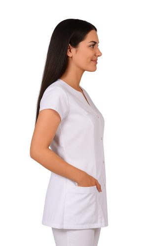 Żakiet posiada krótkie rękawki o optymalnej szerokości, nie ograniczającej ruchów, a także jest zapinany na napy. Zadbano także o funkcjonalność i wyposażono uniform w trzy kieszenie – jedną górną naszytą na wysokości lewej piersi oraz dwie dolne estetycznie wszyte do wewnątrz Dodatkowe informacje: Istnieje możliwość nadruku lub haftu Tkanina 65% poliester 35% bawełna Gramatura 175 g/m2 Temperatura prania do 60 stopni