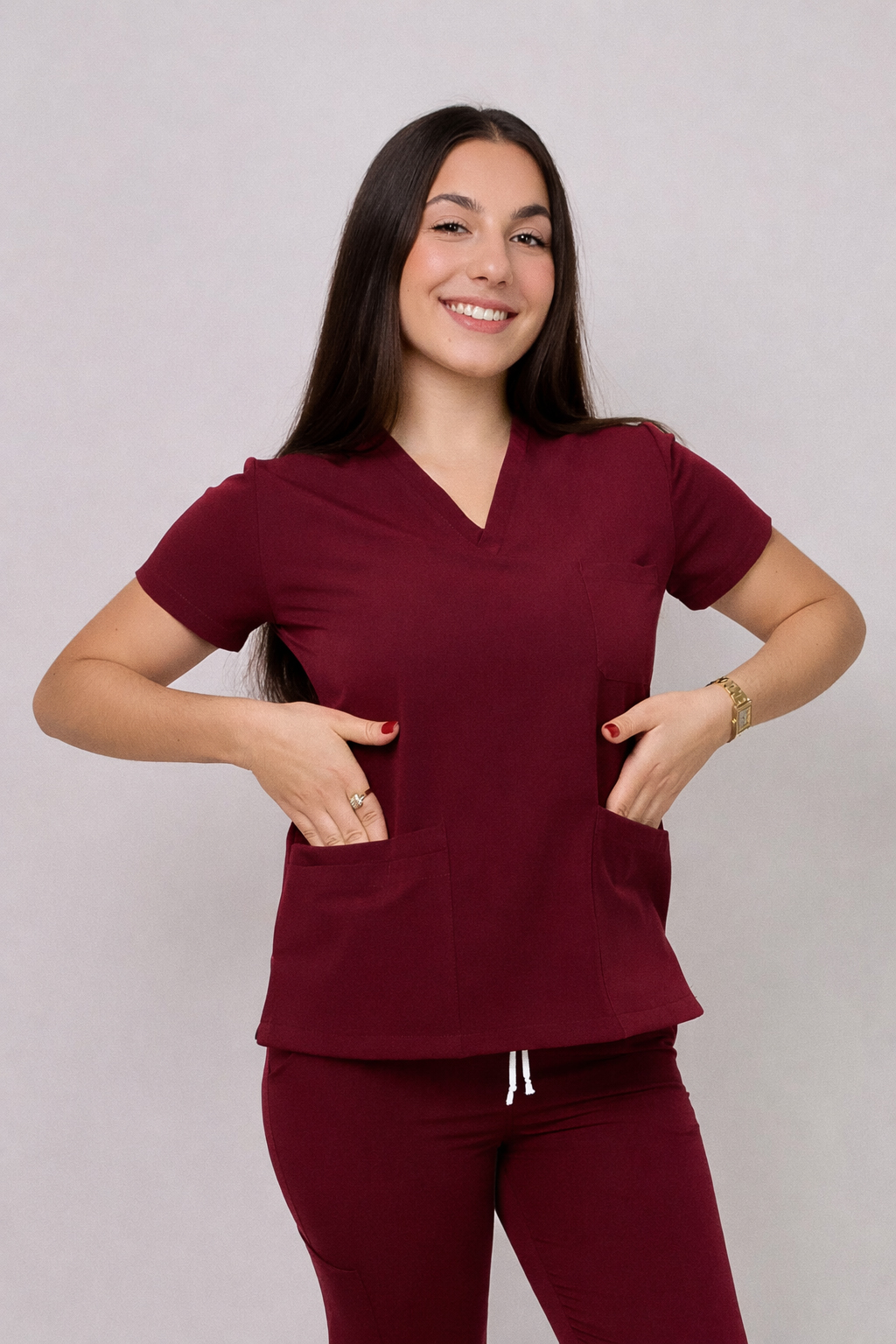 Komplet medyczny damski Medicstar Cosmo Super Flex: Bluza medyczna damska Atena Medicstar Cosmo Super Flex bordo Cechy charakterystyczne: Sportowa, nowoczesna stylizacja — idealna dla aktywnych zawodowo kobiet ceniących modny wygląd Elastyczna, mięsista tkanina wysokiej jakości z  — miękka w dotyku, dobrze dopasowująca się do sylwetki Solidne, podwójne przeszycia w newralgicznych miejscach — zwiększają trwałość i wytrzymałość bluzy Skład materiału: 67% poliester 27% viscose 6% spandex (elastan) Gramatura: 200 g/m² — optymalna grubość zapewniająca trwałość i komfort noszenia Spodnie medyczne damskie Joggery Cosmo Flex bordo Cechy charakterystyczne: Sportowa, nowoczesna stylizacja — idealna dla aktywnych zawodowo kobiet ceniących modny wygląd Elastyczna, mięsista tkanina wysokiej jakości z przewagą bawełny  domieszką poliestru i elastanu — miękka w dotyku, dobrze dopasowująca się do sylwetki Solidne, podwójne przeszycia w newralgicznych miejscach — zwiększają trwałość i wytrzymałość spodni Zalecana temperatura prania: Do 40°C — aby zachować jakość i koloryt tkaniny