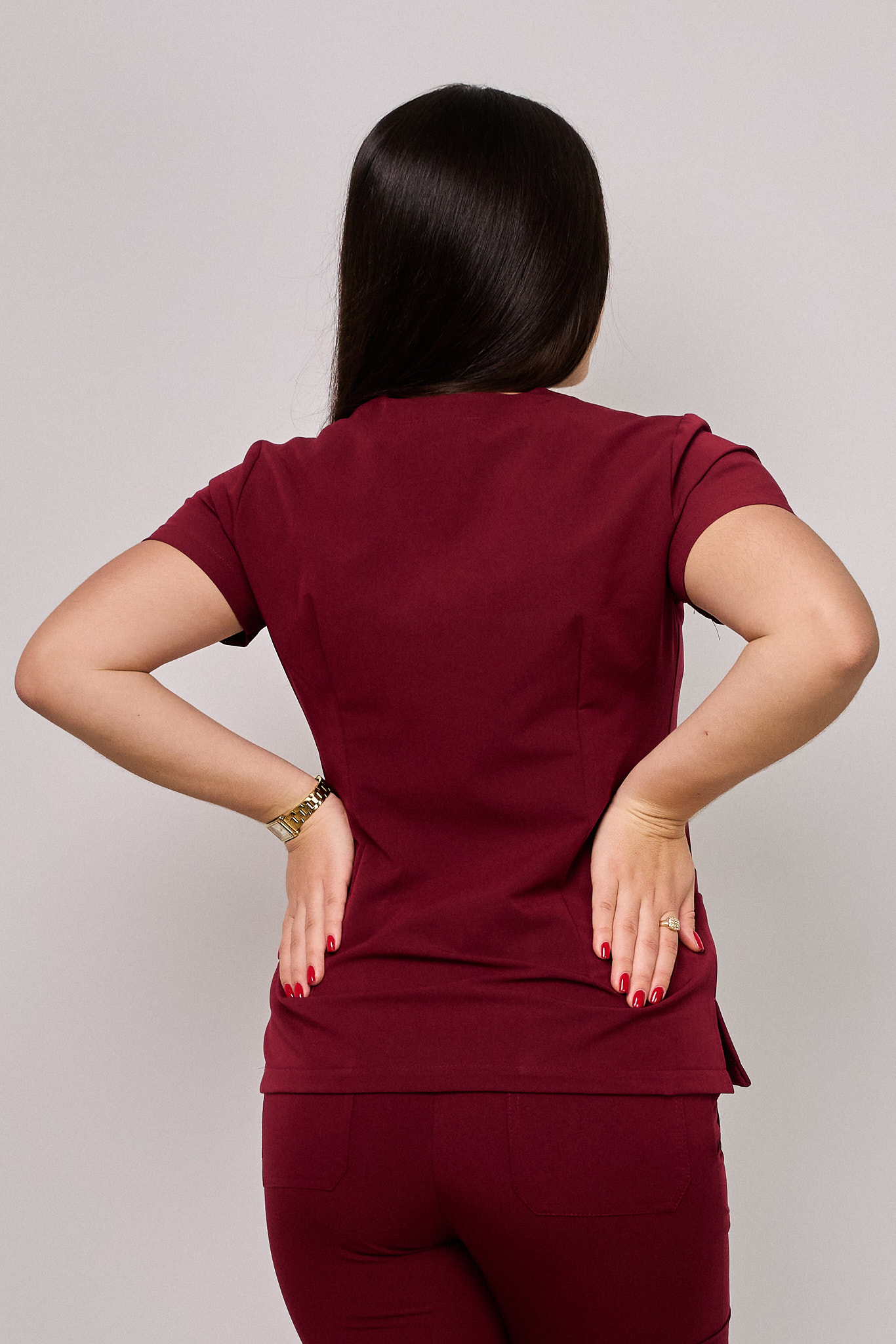 Komplet medyczny damski Medicstar Cosmo Super Flex: Bluza medyczna damska Atena Medicstar Cosmo Super Flex bordo Cechy charakterystyczne: Sportowa, nowoczesna stylizacja — idealna dla aktywnych zawodowo kobiet ceniących modny wygląd Elastyczna, mięsista tkanina wysokiej jakości z  — miękka w dotyku, dobrze dopasowująca się do sylwetki Solidne, podwójne przeszycia w newralgicznych miejscach — zwiększają trwałość i wytrzymałość bluzy Skład materiału: 67% poliester 27% viscose 6% spandex (elastan) Gramatura: 200 g/m² — optymalna grubość zapewniająca trwałość i komfort noszenia Spodnie medyczne damskie Joggery Cosmo Flex bordo Cechy charakterystyczne: Sportowa, nowoczesna stylizacja — idealna dla aktywnych zawodowo kobiet ceniących modny wygląd Elastyczna, mięsista tkanina wysokiej jakości z przewagą bawełny  domieszką poliestru i elastanu — miękka w dotyku, dobrze dopasowująca się do sylwetki Solidne, podwójne przeszycia w newralgicznych miejscach — zwiększają trwałość i wytrzymałość spodni Zalecana temperatura prania: Do 40°C — aby zachować jakość i koloryt tkaniny