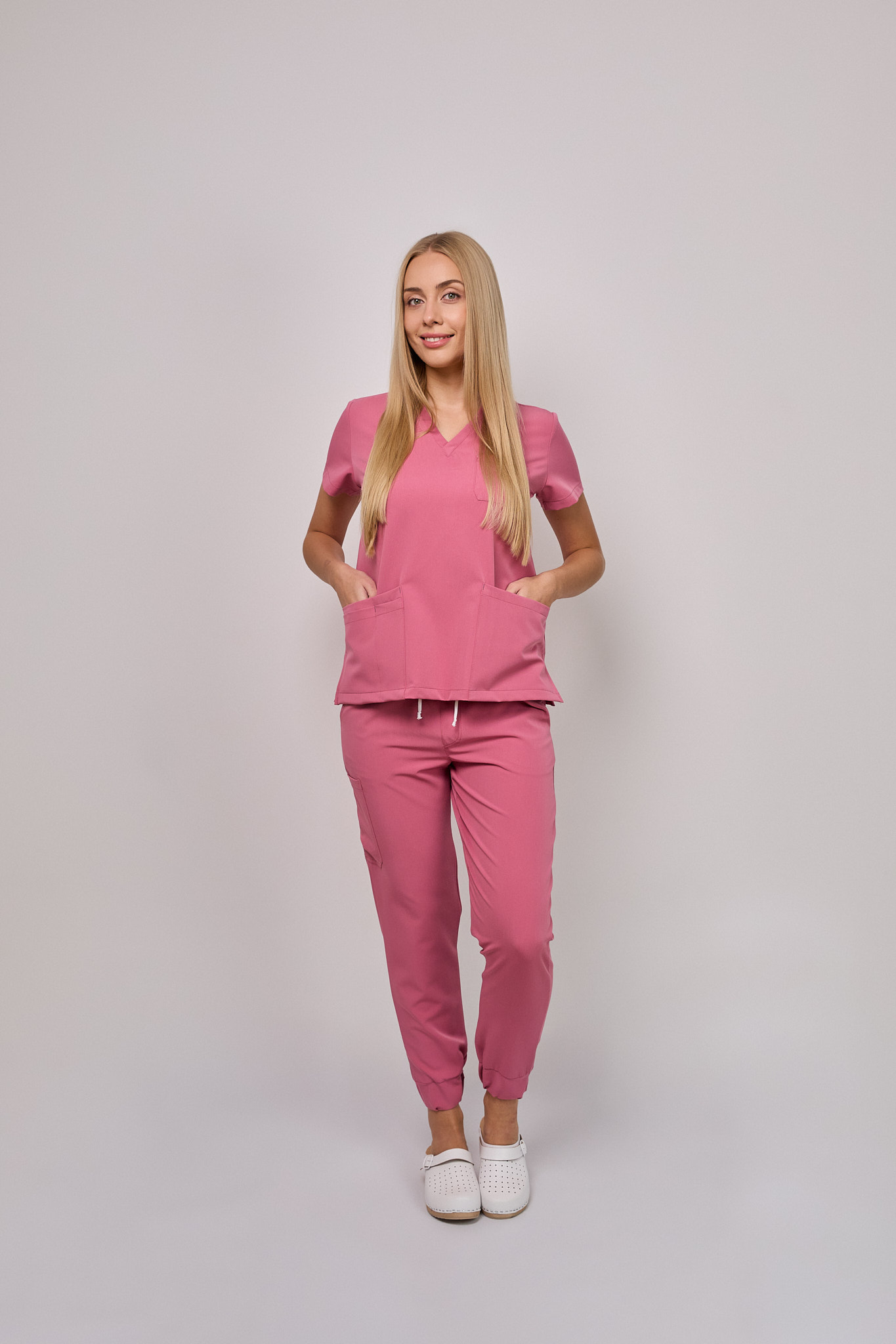 IMG_9378 Komplet medyczny damski Medicstar Cosmo Super Flex, kolor brudny róż Bluza Atena, spodnie Joggery Cosmo Flex - obrazek 1