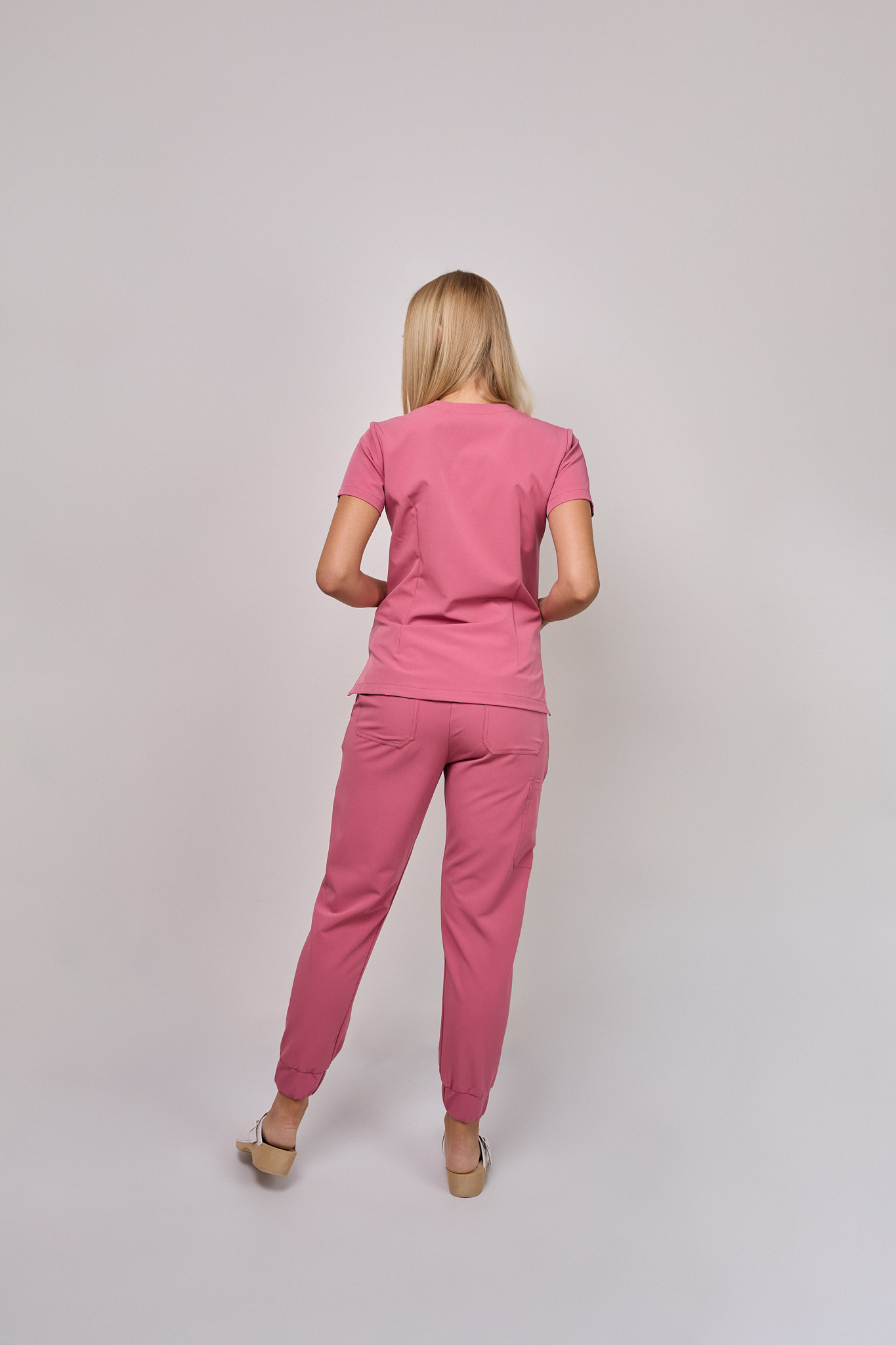 IMG_9405 1 Komplet medyczny damski Medicstar Cosmo Super Flex, kolor brudny róż Bluza Atena, spodnie Joggery Cosmo Flex - obrazek 2