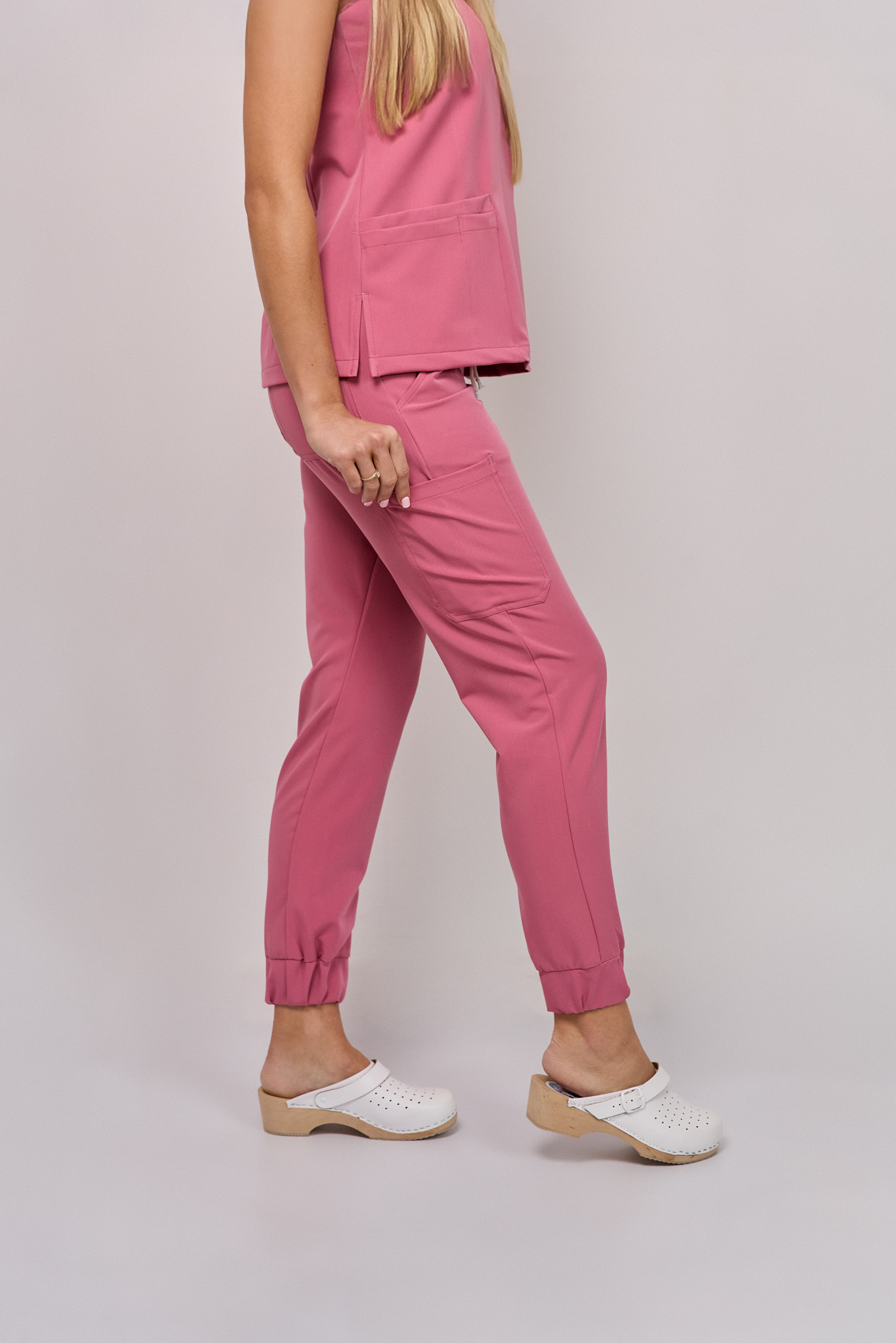 IMG_9432 Komplet medyczny damski Medicstar Cosmo Super Flex, kolor brudny róż Bluza Atena, spodnie Joggery Cosmo Flex - obrazek 5