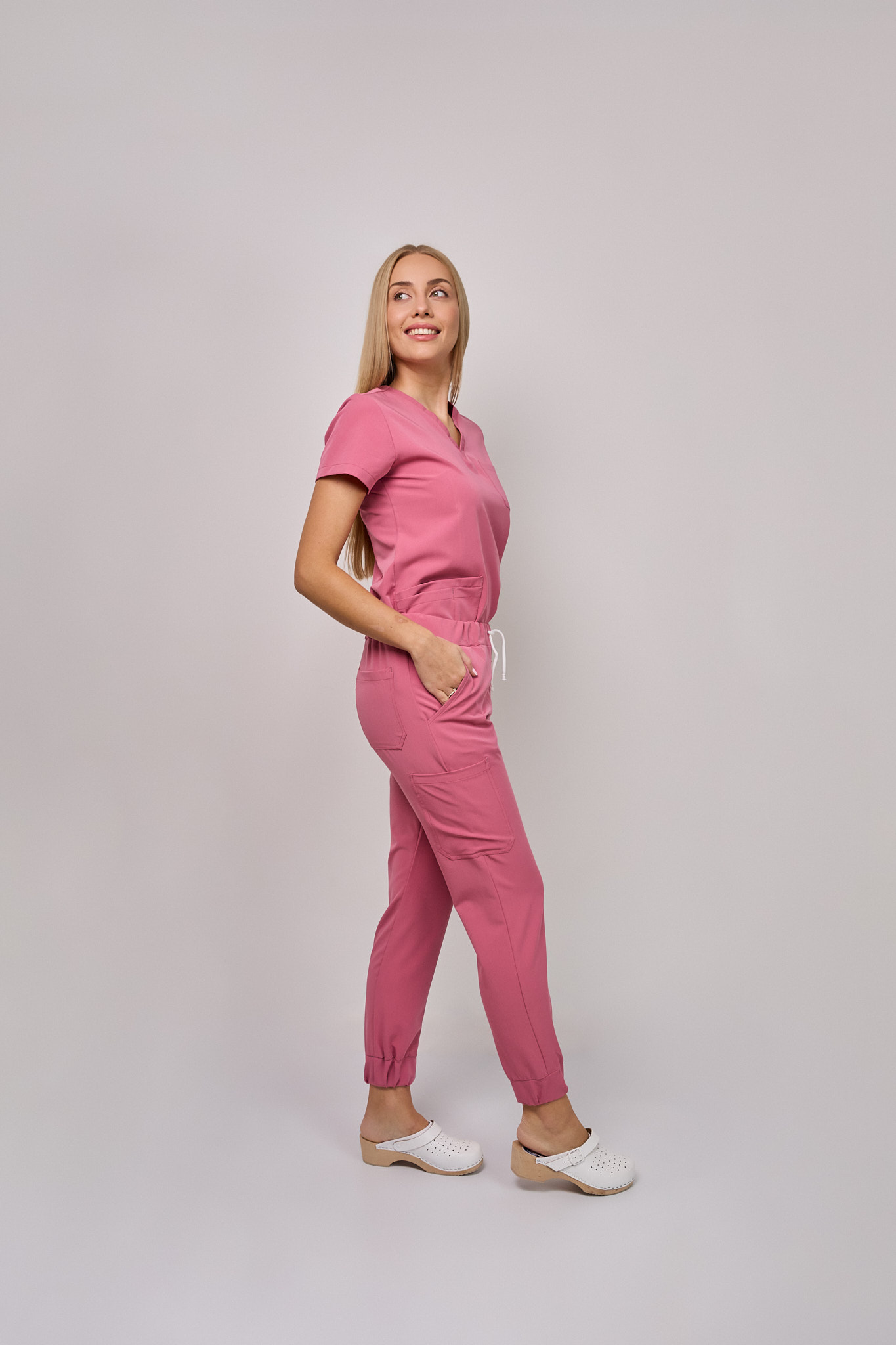 IMG_9526 Komplet medyczny damski Medicstar Cosmo Super Flex, kolor brudny róż Bluza Atena, spodnie Joggery Cosmo Flex - obrazek 6