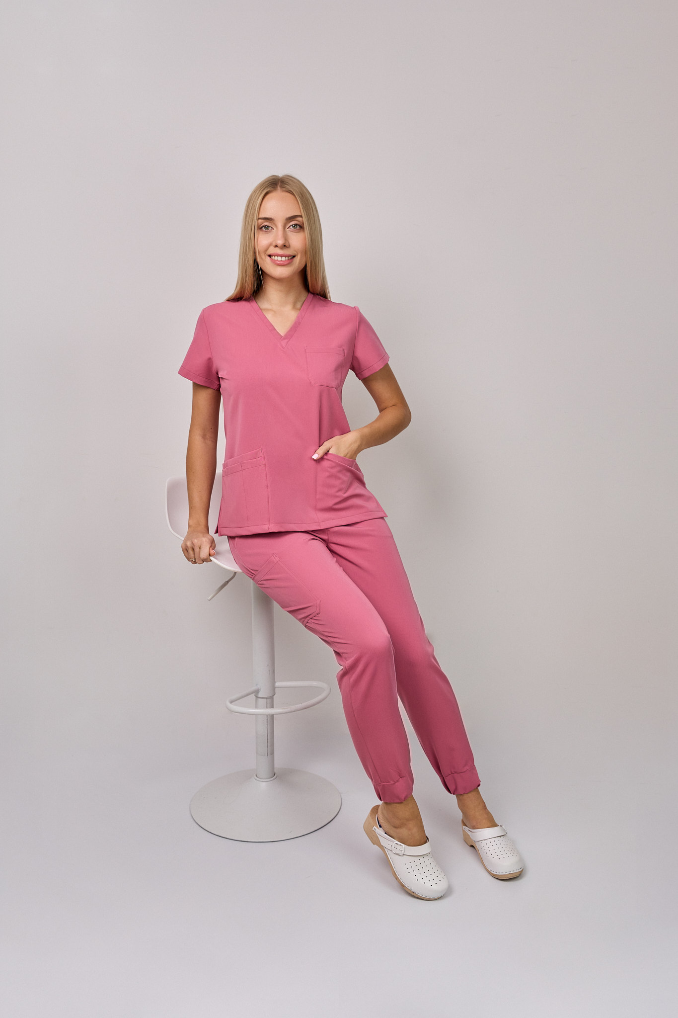 IMG_9553 Komplet medyczny damski Medicstar Cosmo Super Flex, kolor brudny róż Bluza Atena, spodnie Joggery Cosmo Flex - obrazek 4