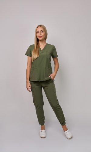 Komplet medyczny damski Medicstar Cosmo Super Flex: Bluza medyczna damska Atena Medicstar Cosmo Super Flex oliwka Cechy charakterystyczne: Sportowa, nowoczesna stylizacja — idealna dla aktywnych zawodowo kobiet ceniących modny wygląd Elastyczna, mięsista tkanina wysokiej jakości z — miękka w dotyku, dobrze dopasowująca się do sylwetki Solidne, podwójne przeszycia w newralgicznych miejscach — zwiększają trwałość i wytrzymałość bluzy Skład materiału: 67% poliester 27% viscose 6% spandex (elastan) Gramatura: 200 g/m² — optymalna grubość zapewniająca trwałość i komfort noszenia Spodnie medyczne damskie Joggery Cosmo Flex oliwka Cechy charakterystyczne: Sportowa, nowoczesna stylizacja — idealna dla aktywnych zawodowo kobiet ceniących modny wygląd Elastyczna, mięsista tkanina wysokiej jakości z przewagą bawełny domieszką poliestru i elastanu — miękka w dotyku, dobrze dopasowująca się do sylwetki Solidne, podwójne przeszycia w newralgicznych miejscach — zwiększają trwałość i wytrzymałość spodni