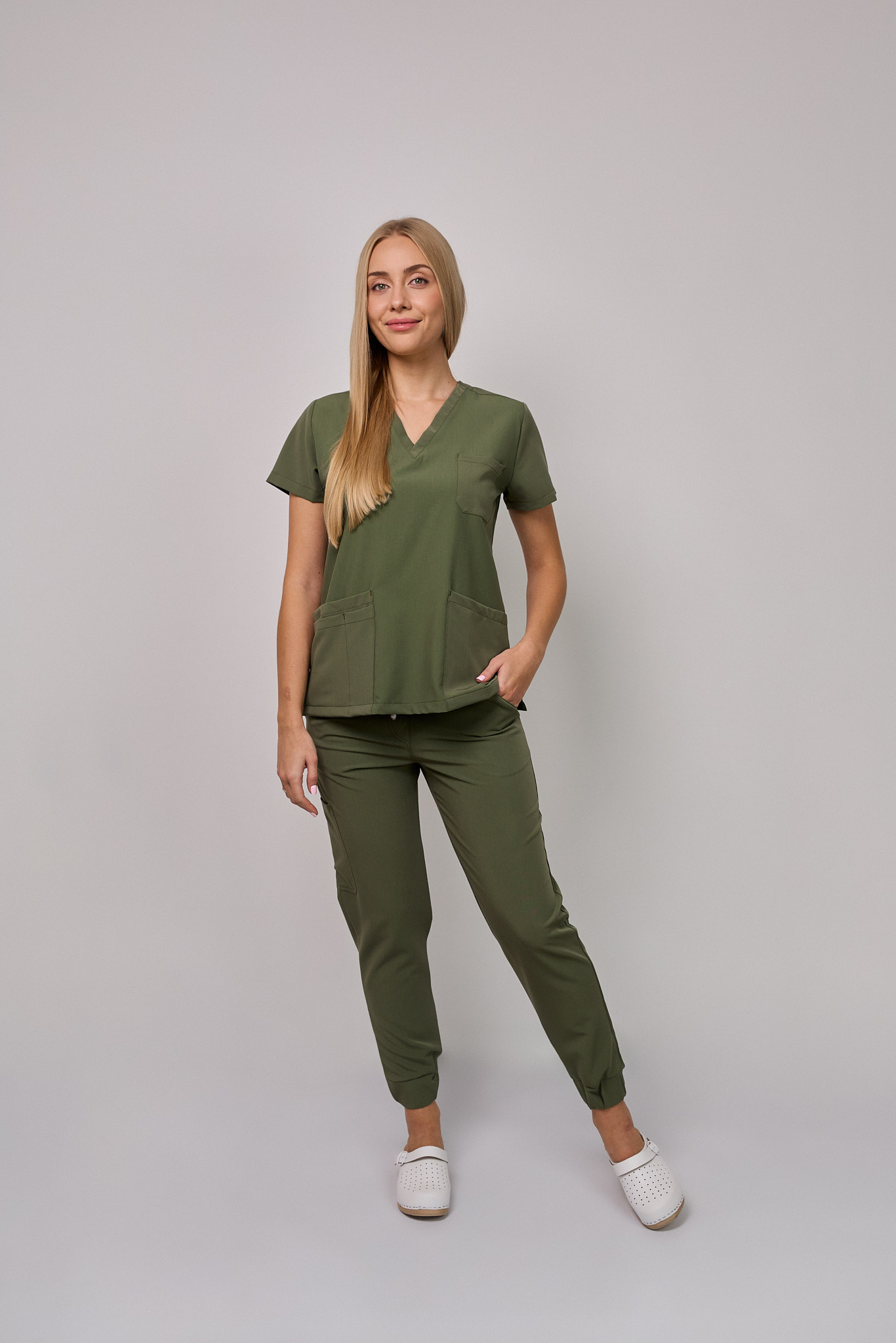 Komplet medyczny damski Medicstar Cosmo Super Flex: Bluza medyczna damska Atena Medicstar Cosmo Super Flex oliwka Cechy charakterystyczne: Sportowa, nowoczesna stylizacja — idealna dla aktywnych zawodowo kobiet ceniących modny wygląd Elastyczna, mięsista tkanina wysokiej jakości z — miękka w dotyku, dobrze dopasowująca się do sylwetki Solidne, podwójne przeszycia w newralgicznych miejscach — zwiększają trwałość i wytrzymałość bluzy Skład materiału: 67% poliester 27% viscose 6% spandex (elastan) Gramatura: 200 g/m² — optymalna grubość zapewniająca trwałość i komfort noszenia Spodnie medyczne damskie Joggery Cosmo Flex oliwka Cechy charakterystyczne: Sportowa, nowoczesna stylizacja — idealna dla aktywnych zawodowo kobiet ceniących modny wygląd Elastyczna, mięsista tkanina wysokiej jakości z przewagą bawełny domieszką poliestru i elastanu — miękka w dotyku, dobrze dopasowująca się do sylwetki Solidne, podwójne przeszycia w newralgicznych miejscach — zwiększają trwałość i wytrzymałość spodni