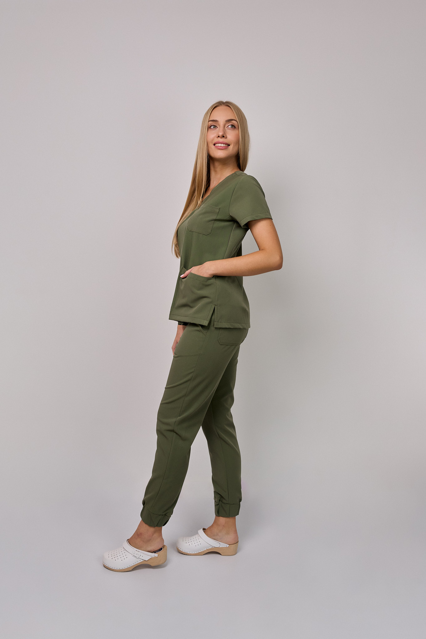 Komplet medyczny damski Medicstar Cosmo Super Flex, kolor oliwka Bluza Atena, spodnie Joggery Cosmo Flex2 Komplet medyczny damski Medicstar Cosmo Super Flex, kolor oliwka Bluza Atena, spodnie Joggery Cosmo Flex - obrazek 5