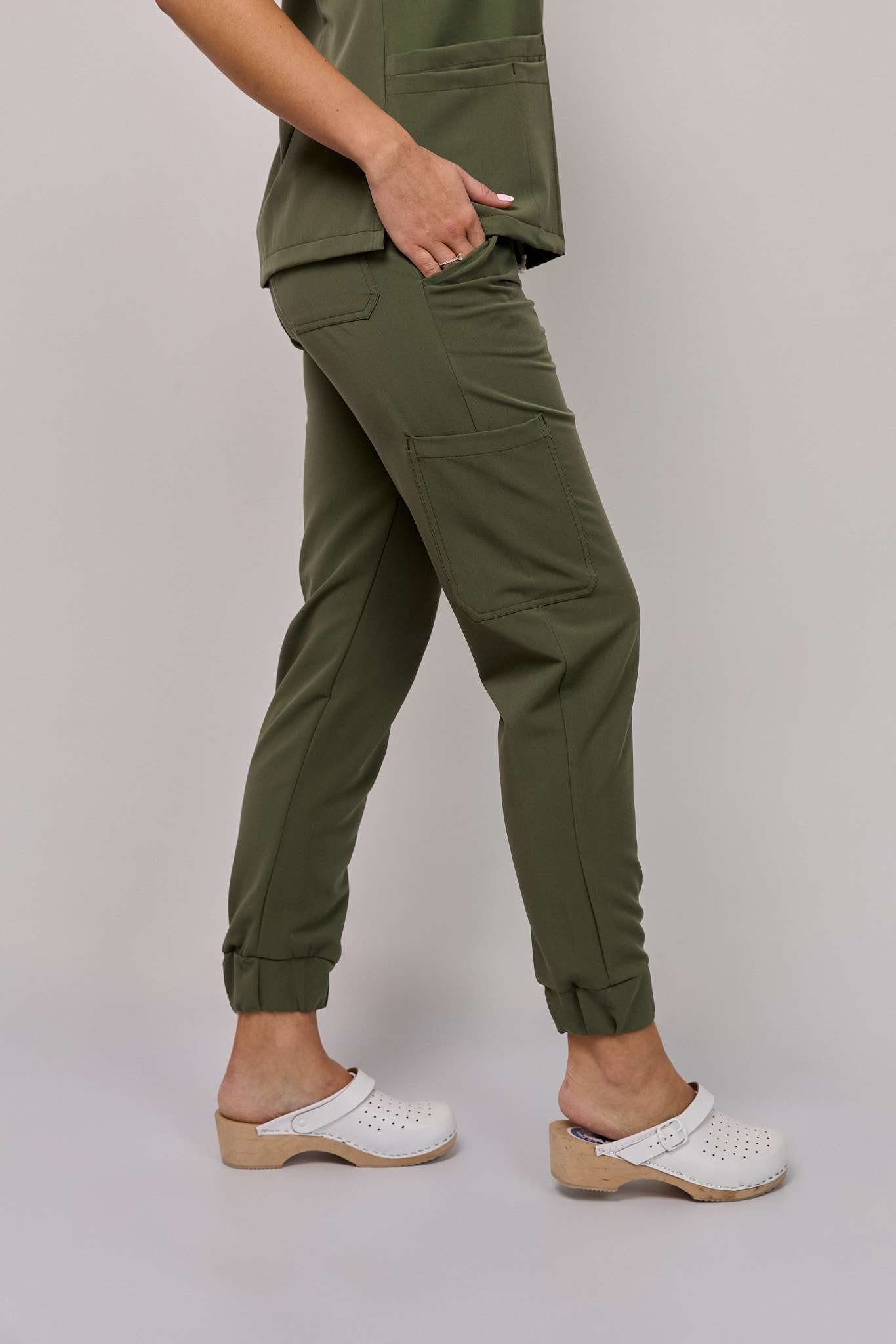 Komplet medyczny damski Medicstar Cosmo Super Flex, kolor oliwka Bluza Atena, spodnie Joggery Cosmo Flex4 Komplet medyczny damski Medicstar Cosmo Super Flex, kolor oliwka Bluza Atena, spodnie Joggery Cosmo Flex - obrazek 4