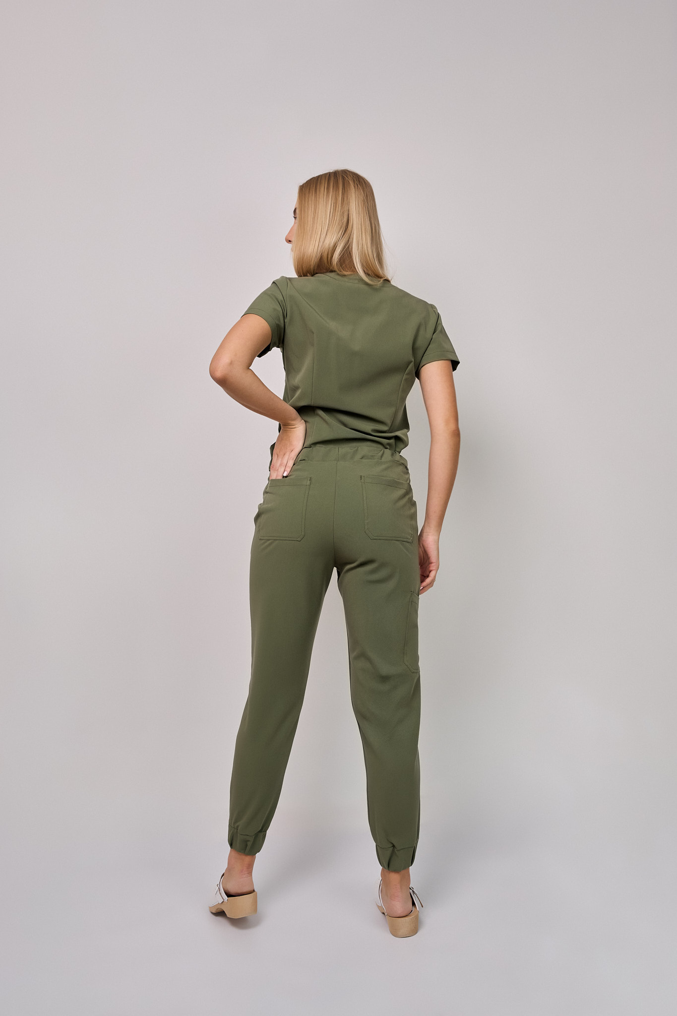 Komplet medyczny damski Medicstar Cosmo Super Flex, kolor oliwka Bluza Atena, spodnie Joggery Cosmo Flex7 Komplet medyczny damski Medicstar Cosmo Super Flex, kolor oliwka Bluza Atena, spodnie Joggery Cosmo Flex - obrazek 6