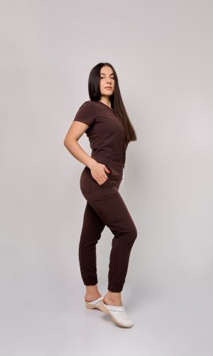 Komplet medyczny damski Medicstar Cosmo Super Flex: Bluza medyczna damska Atena Medicstar Cosmo Super Flex czekolada Cechy charakterystyczne: Sportowa, nowoczesna stylizacja — idealna dla aktywnych zawodowo kobiet ceniących modny wygląd Elastyczna, mięsista tkanina wysokiej jakości z — miękka w dotyku, dobrze dopasowująca się do sylwetki Solidne, podwójne przeszycia w newralgicznych miejscach — zwiększają trwałość i wytrzymałość bluzy Skład materiału: 67% poliester 27% viscose 6% spandex (elastan) Gramatura: 200 g/m² — optymalna grubość zapewniająca trwałość i komfort noszenia