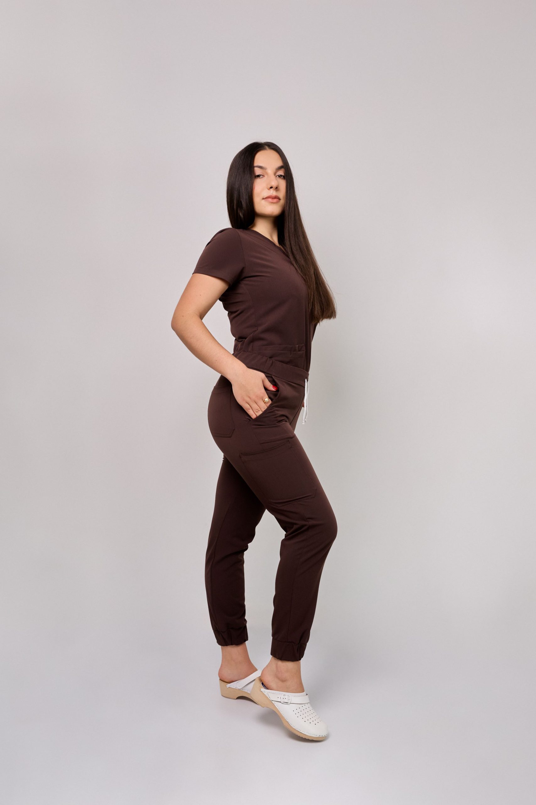 Komplet_medyczny_damski_Cosmo_flex_cały Komplet medyczny damski Medicstar Cosmo Super Flex: Bluza medyczna damska Atena Medicstar Cosmo Super Flex czekolada Cechy charakterystyczne: Sportowa, nowoczesna stylizacja — idealna dla aktywnych zawodowo kobiet ceniących modny wygląd Elastyczna, mięsista tkanina wysokiej jakości z — miękka w dotyku, dobrze dopasowująca się do sylwetki Solidne, podwójne przeszycia w newralgicznych miejscach — zwiększają trwałość i wytrzymałość bluzy Skład materiału: 67% poliester 27% viscose 6% spandex (elastan) Gramatura: 200 g/m² — optymalna grubość zapewniająca trwałość i komfort noszenia