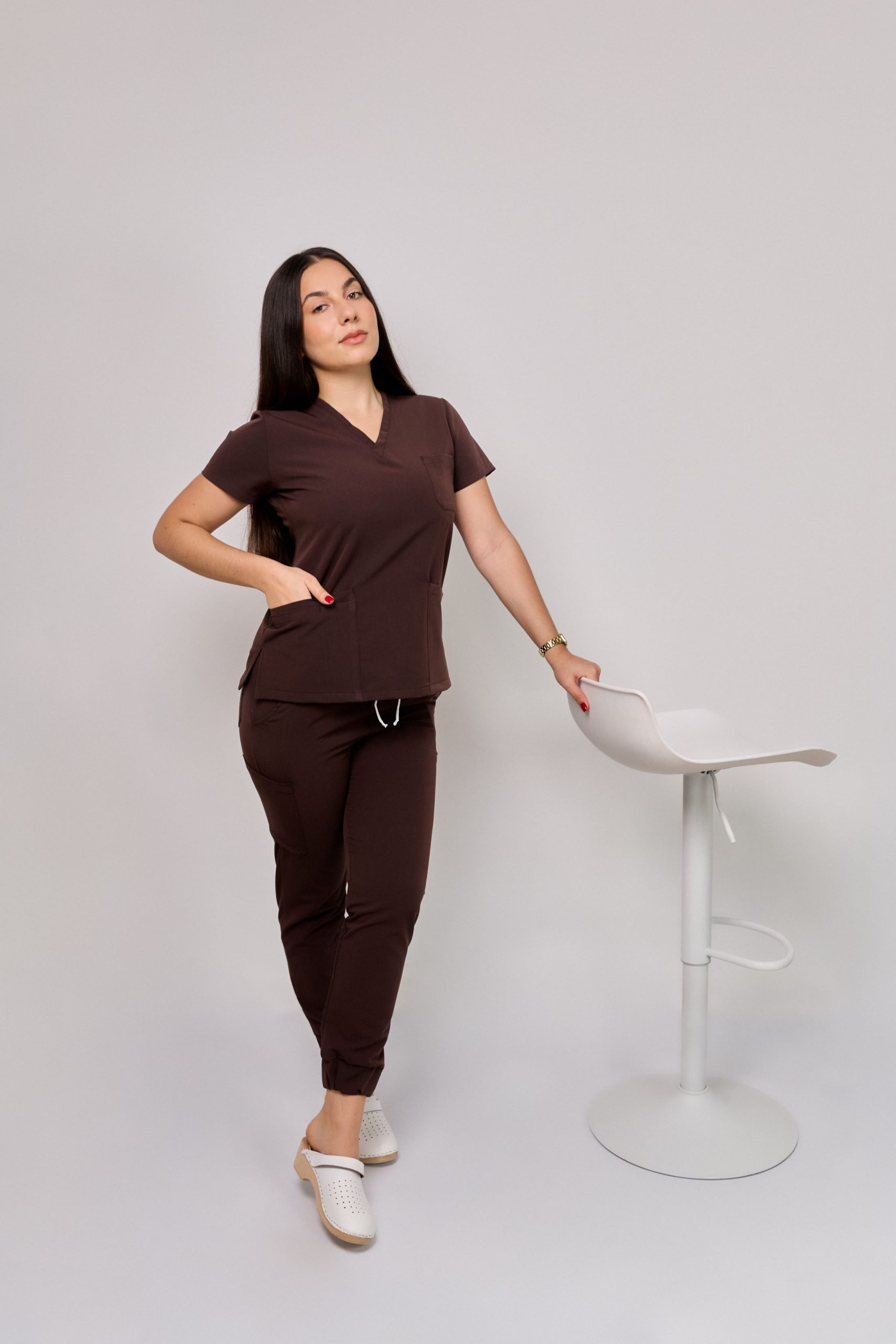 Komplet_medyczny_damski_Cosmo_flex_całyok2 Komplet medyczny damski Medicstar Cosmo Super Flex: Bluza medyczna damska Atena Medicstar Cosmo Super Flex czekolada Cechy charakterystyczne: Sportowa, nowoczesna stylizacja — idealna dla aktywnych zawodowo kobiet ceniących modny wygląd Elastyczna, mięsista tkanina wysokiej jakości z — miękka w dotyku, dobrze dopasowująca się do sylwetki Solidne, podwójne przeszycia w newralgicznych miejscach — zwiększają trwałość i wytrzymałość bluzy Skład materiału: 67% poliester 27% viscose 6% spandex (elastan) Gramatura: 200 g/m² — optymalna grubość zapewniająca trwałość i komfort noszenia