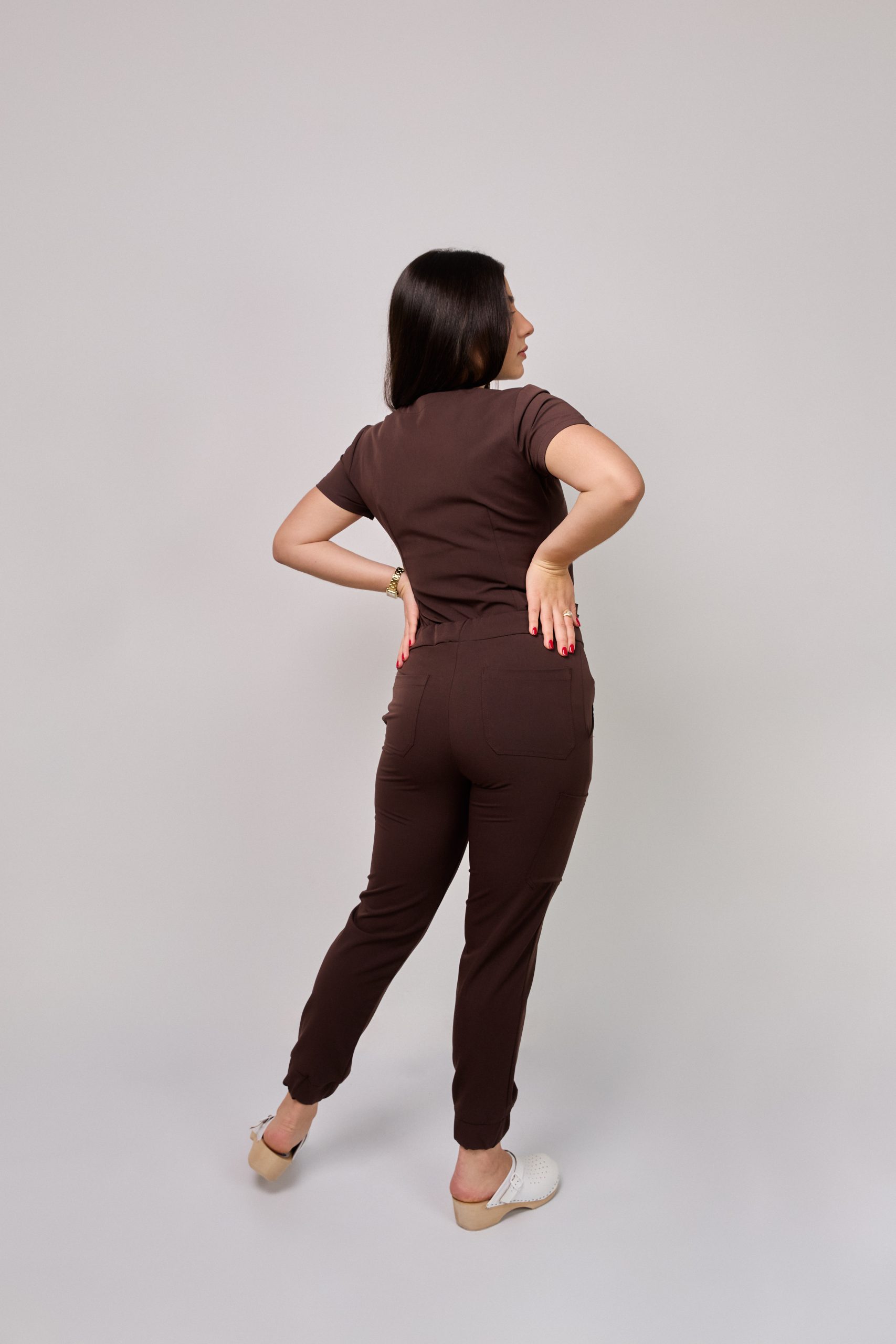 Komplet_medyczny_damski_Cosmo_flex_tył Komplet medyczny damski Medicstar Cosmo Super Flex: Bluza medyczna damska Atena Medicstar Cosmo Super Flex czekolada Cechy charakterystyczne: Sportowa, nowoczesna stylizacja — idealna dla aktywnych zawodowo kobiet ceniących modny wygląd Elastyczna, mięsista tkanina wysokiej jakości z — miękka w dotyku, dobrze dopasowująca się do sylwetki Solidne, podwójne przeszycia w newralgicznych miejscach — zwiększają trwałość i wytrzymałość bluzy Skład materiału: 67% poliester 27% viscose 6% spandex (elastan) Gramatura: 200 g/m² — optymalna grubość zapewniająca trwałość i komfort noszenia