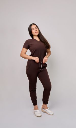 Komplet medyczny damski Medicstar Cosmo Super Flex: Bluza medyczna damska Atena Medicstar Cosmo Super Flex czekolada Cechy charakterystyczne: Sportowa, nowoczesna stylizacja — idealna dla aktywnych zawodowo kobiet ceniących modny wygląd Elastyczna, mięsista tkanina wysokiej jakości z — miękka w dotyku, dobrze dopasowująca się do sylwetki Solidne, podwójne przeszycia w newralgicznych miejscach — zwiększają trwałość i wytrzymałość bluzy Skład materiału: 67% poliester 27% viscose 6% spandex (elastan) Gramatura: 200 g/m² — optymalna grubość zapewniająca trwałość i komfort noszenia