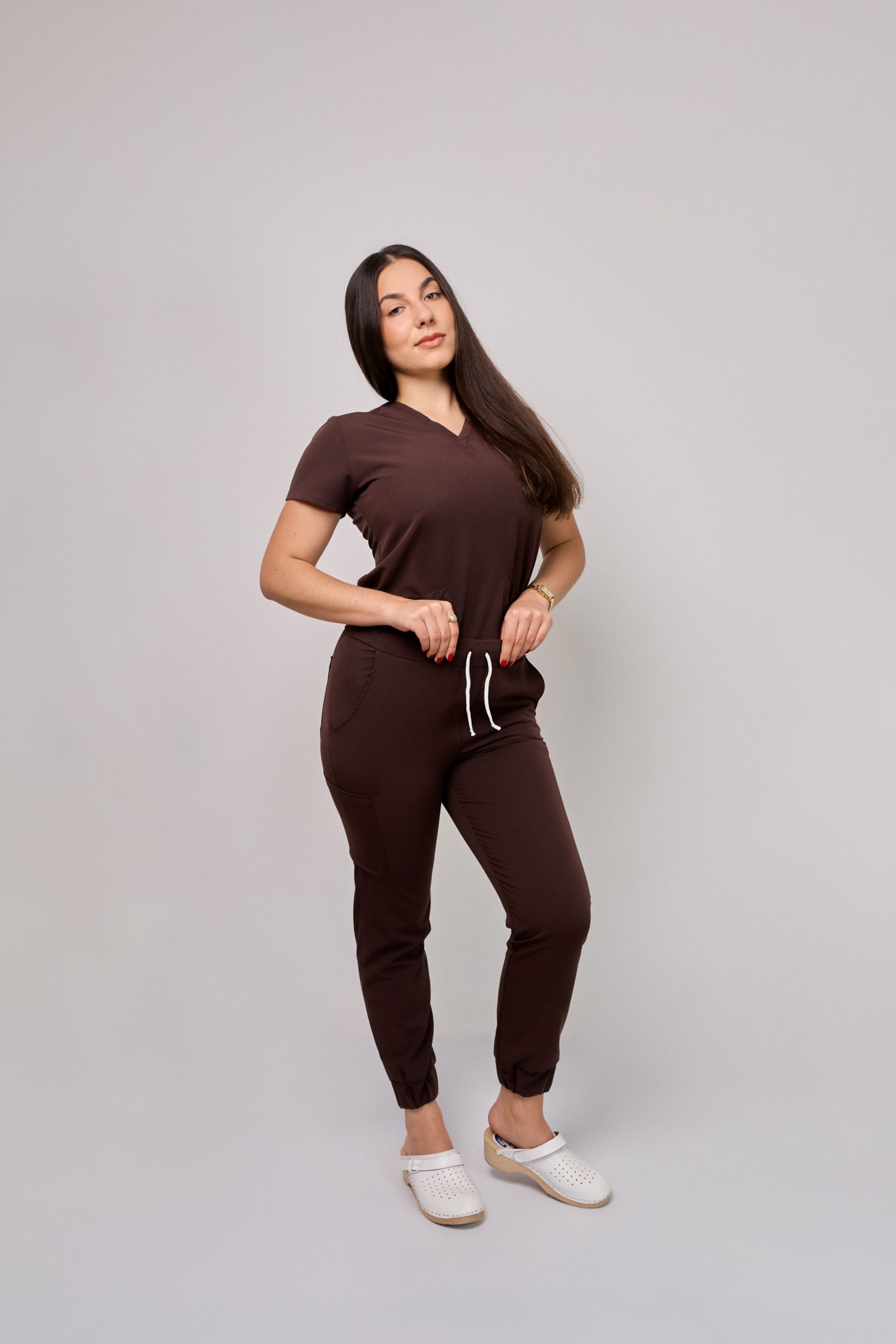 Komplet_medyczny_damski_Cosmo_flex_tyłok1 Komplet medyczny damski Medicstar Cosmo Super Flex: Bluza medyczna damska Atena Medicstar Cosmo Super Flex czekolada Cechy charakterystyczne: Sportowa, nowoczesna stylizacja — idealna dla aktywnych zawodowo kobiet ceniących modny wygląd Elastyczna, mięsista tkanina wysokiej jakości z — miękka w dotyku, dobrze dopasowująca się do sylwetki Solidne, podwójne przeszycia w newralgicznych miejscach — zwiększają trwałość i wytrzymałość bluzy Skład materiału: 67% poliester 27% viscose 6% spandex (elastan) Gramatura: 200 g/m² — optymalna grubość zapewniająca trwałość i komfort noszenia