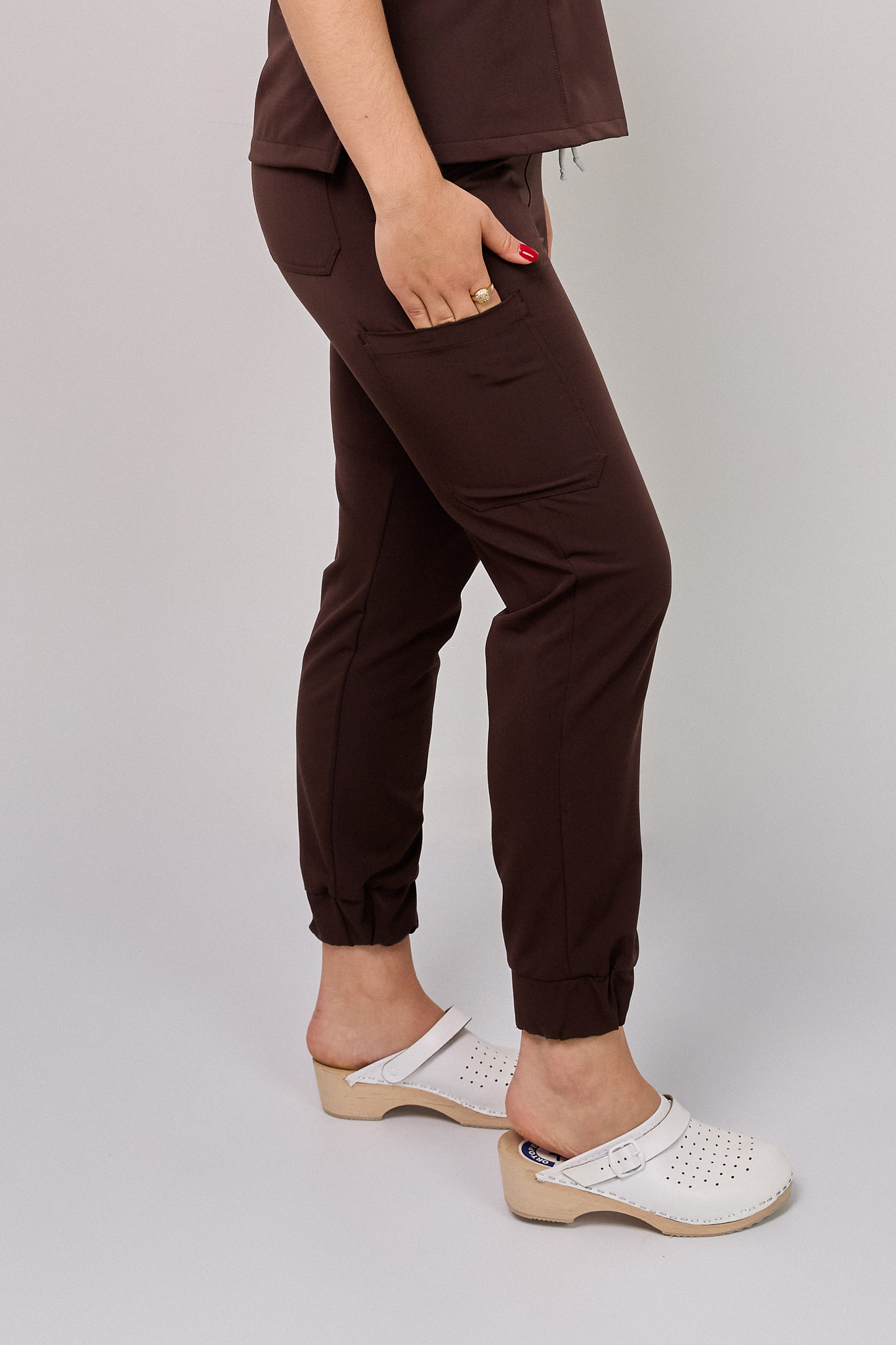 Spodnie_medyczne_damskie_Cosmo_Flex_kolor_czekolada Komplet medyczny damski Medicstar Cosmo Super Flex: Bluza medyczna damska Atena Medicstar Cosmo Super Flex czekolada Cechy charakterystyczne: Sportowa, nowoczesna stylizacja — idealna dla aktywnych zawodowo kobiet ceniących modny wygląd Elastyczna, mięsista tkanina wysokiej jakości z — miękka w dotyku, dobrze dopasowująca się do sylwetki Solidne, podwójne przeszycia w newralgicznych miejscach — zwiększają trwałość i wytrzymałość bluzy Skład materiału: 67% poliester 27% viscose 6% spandex (elastan) Gramatura: 200 g/m² — optymalna grubość zapewniająca trwałość i komfort noszenia