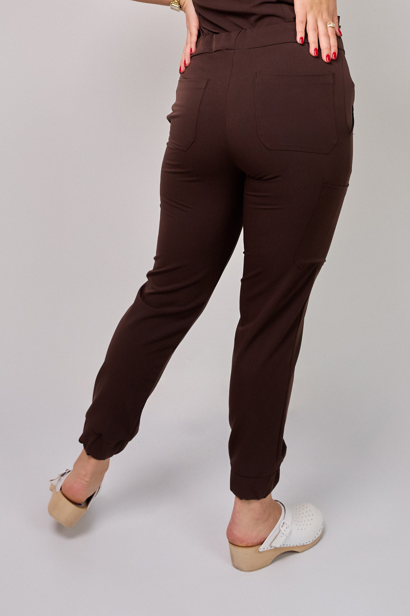 Spodnie_medyczne_damskie_Cosmo_Flex_kolor_czekolada_2 Komplet medyczny damski Medicstar Cosmo Super Flex: Bluza medyczna damska Atena Medicstar Cosmo Super Flex czekolada Cechy charakterystyczne: Sportowa, nowoczesna stylizacja — idealna dla aktywnych zawodowo kobiet ceniących modny wygląd Elastyczna, mięsista tkanina wysokiej jakości z — miękka w dotyku, dobrze dopasowująca się do sylwetki Solidne, podwójne przeszycia w newralgicznych miejscach — zwiększają trwałość i wytrzymałość bluzy Skład materiału: 67% poliester 27% viscose 6% spandex (elastan) Gramatura: 200 g/m² — optymalna grubość zapewniająca trwałość i komfort noszenia