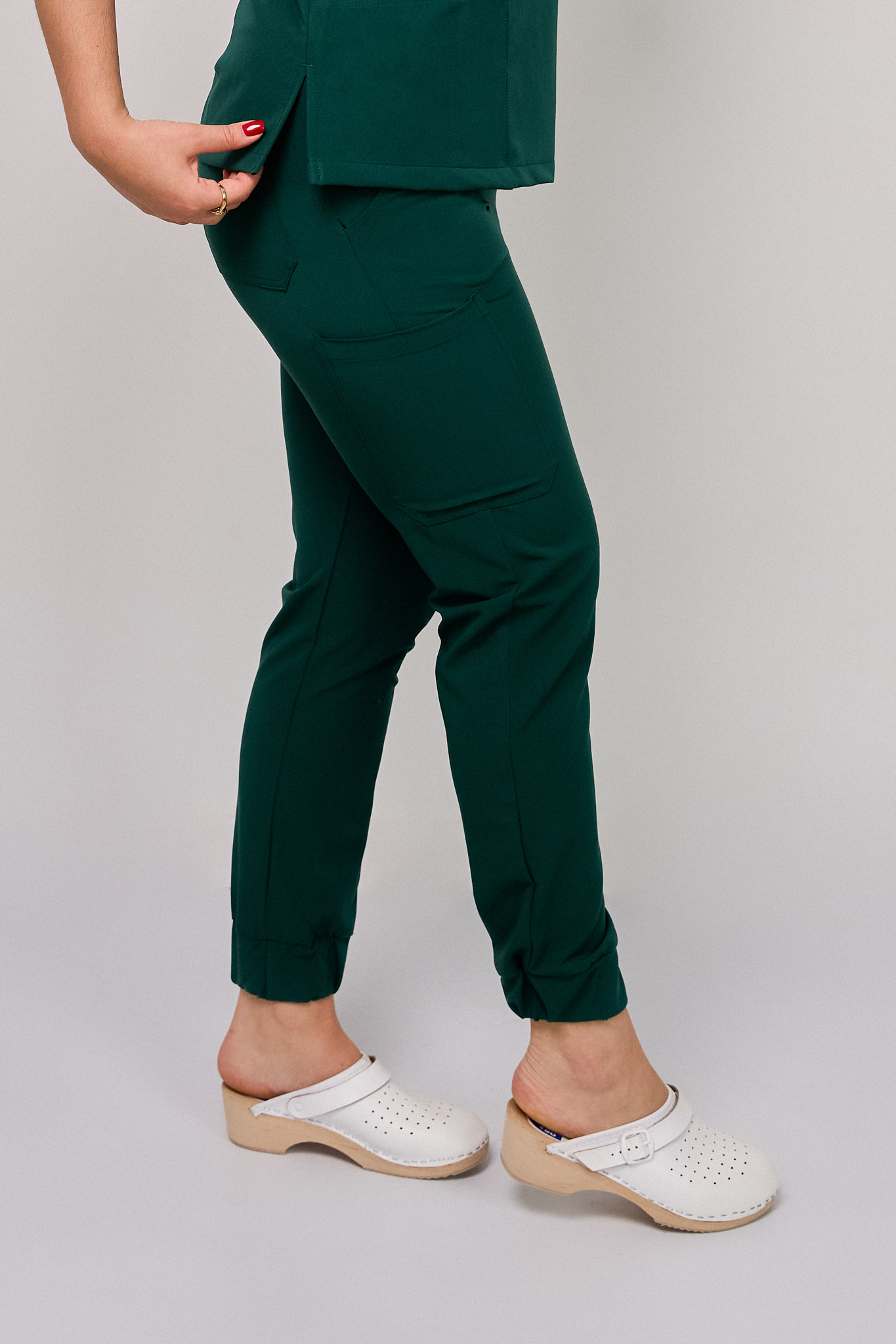 Komplet medyczny damski Medicstar Cosmo Super Flex: Bluza medyczna damska Atena Medicstar Cosmo Super Flex niebieska Cechy charakterystyczne: Sportowa, nowoczesna stylizacja — idealna dla aktywnych zawodowo kobiet ceniących modny wygląd Elastyczna, mięsista tkanina wysokiej jakości z — miękka w dotyku, dobrze dopasowująca się do sylwetki Solidne, podwójne przeszycia w newralgicznych miejscach — zwiększają trwałość i wytrzymałość bluzy Skład materiału: 67% poliester 27% viscose 6% spandex (elastan) Gramatura: 200 g/m² — optymalna grubość zapewniająca trwałość i komfort noszenia Spodnie medyczne damskie Joggery Cosmo Flex Cechy charakterystyczne: Sportowa, nowoczesna stylizacja — idealna dla aktywnych zawodowo kobiet ceniących modny wygląd Elastyczna, mięsista tkanina wysokiej jakości z przewagą bawełny domieszką poliestru i elastanu — miękka w dotyku, dobrze dopasowująca się do sylwetki Solidne, podwójne przeszycia w newralgicznych miejscach — zwiększają trwałość i wytrzymałość spodni