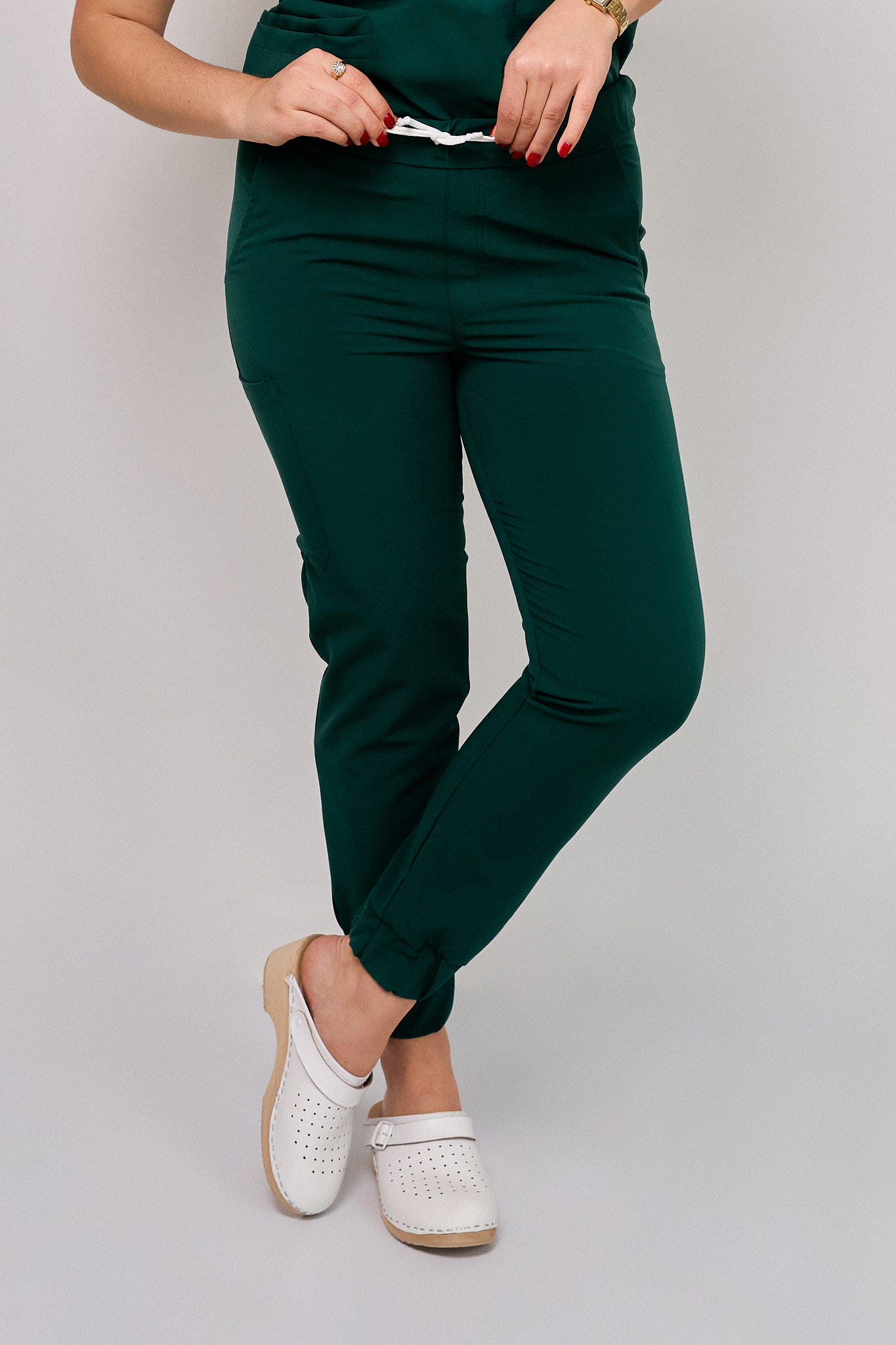 Komplet medyczny damski Medicstar Cosmo Super Flex: Bluza medyczna damska Atena Medicstar Cosmo Super Flex niebieska Cechy charakterystyczne: Sportowa, nowoczesna stylizacja — idealna dla aktywnych zawodowo kobiet ceniących modny wygląd Elastyczna, mięsista tkanina wysokiej jakości z — miękka w dotyku, dobrze dopasowująca się do sylwetki Solidne, podwójne przeszycia w newralgicznych miejscach — zwiększają trwałość i wytrzymałość bluzy Skład materiału: 67% poliester 27% viscose 6% spandex (elastan) Gramatura: 200 g/m² — optymalna grubość zapewniająca trwałość i komfort noszenia Spodnie medyczne damskie Joggery Cosmo Flex Cechy charakterystyczne: Sportowa, nowoczesna stylizacja — idealna dla aktywnych zawodowo kobiet ceniących modny wygląd Elastyczna, mięsista tkanina wysokiej jakości z przewagą bawełny domieszką poliestru i elastanu — miękka w dotyku, dobrze dopasowująca się do sylwetki Solidne, podwójne przeszycia w newralgicznych miejscach — zwiększają trwałość i wytrzymałość spodni