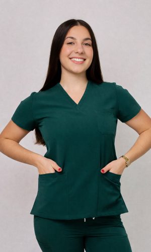 Komplet medyczny damski Medicstar Cosmo Super Flex: Bluza medyczna damska Atena Medicstar Cosmo Super Flex niebieska Cechy charakterystyczne: Sportowa, nowoczesna stylizacja — idealna dla aktywnych zawodowo kobiet ceniących modny wygląd Elastyczna, mięsista tkanina wysokiej jakości z — miękka w dotyku, dobrze dopasowująca się do sylwetki Solidne, podwójne przeszycia w newralgicznych miejscach — zwiększają trwałość i wytrzymałość bluzy Skład materiału: 67% poliester 27% viscose 6% spandex (elastan) Gramatura: 200 g/m² — optymalna grubość zapewniająca trwałość i komfort noszenia Spodnie medyczne damskie Joggery Cosmo Flex Cechy charakterystyczne: Sportowa, nowoczesna stylizacja — idealna dla aktywnych zawodowo kobiet ceniących modny wygląd Elastyczna, mięsista tkanina wysokiej jakości z przewagą bawełny domieszką poliestru i elastanu — miękka w dotyku, dobrze dopasowująca się do sylwetki Solidne, podwójne przeszycia w newralgicznych miejscach — zwiększają trwałość i wytrzymałość spodni