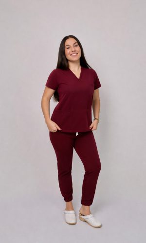 Komplet medyczny damski Medicstar Cosmo Super Flex: Bluza medyczna damska Atena Medicstar Cosmo Super Flex bordo Cechy charakterystyczne: Sportowa, nowoczesna stylizacja — idealna dla aktywnych zawodowo kobiet ceniących modny wygląd Elastyczna, mięsista tkanina wysokiej jakości z  — miękka w dotyku, dobrze dopasowująca się do sylwetki Solidne, podwójne przeszycia w newralgicznych miejscach — zwiększają trwałość i wytrzymałość bluzy Skład materiału: 67% poliester 27% viscose 6% spandex (elastan) Gramatura: 200 g/m² — optymalna grubość zapewniająca trwałość i komfort noszenia Spodnie medyczne damskie Joggery Cosmo Flex bordo Cechy charakterystyczne: Sportowa, nowoczesna stylizacja — idealna dla aktywnych zawodowo kobiet ceniących modny wygląd Elastyczna, mięsista tkanina wysokiej jakości z przewagą bawełny  domieszką poliestru i elastanu — miękka w dotyku, dobrze dopasowująca się do sylwetki Solidne, podwójne przeszycia w newralgicznych miejscach — zwiększają trwałość i wytrzymałość spodni Zalecana temperatura prania: Do 40°C — aby zachować jakość i koloryt tkaniny