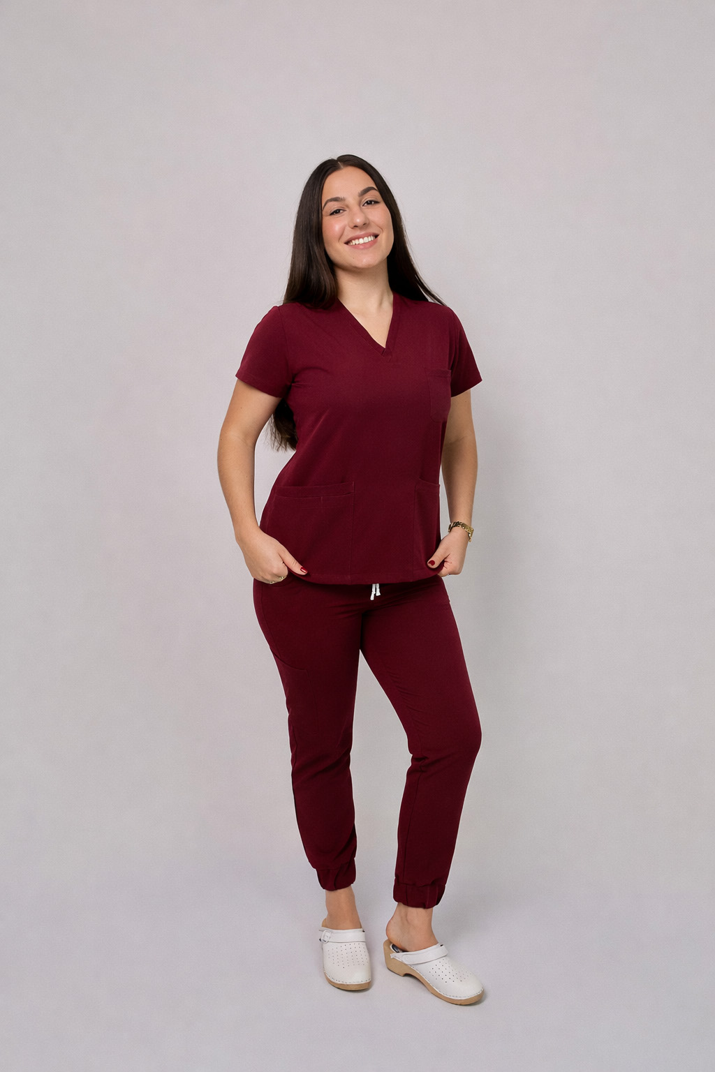 Komplet medyczny damski Medicstar Cosmo Super Flex: Bluza medyczna damska Atena Medicstar Cosmo Super Flex bordo Cechy charakterystyczne: Sportowa, nowoczesna stylizacja — idealna dla aktywnych zawodowo kobiet ceniących modny wygląd Elastyczna, mięsista tkanina wysokiej jakości z  — miękka w dotyku, dobrze dopasowująca się do sylwetki Solidne, podwójne przeszycia w newralgicznych miejscach — zwiększają trwałość i wytrzymałość bluzy Skład materiału: 67% poliester 27% viscose 6% spandex (elastan) Gramatura: 200 g/m² — optymalna grubość zapewniająca trwałość i komfort noszenia Spodnie medyczne damskie Joggery Cosmo Flex bordo Cechy charakterystyczne: Sportowa, nowoczesna stylizacja — idealna dla aktywnych zawodowo kobiet ceniących modny wygląd Elastyczna, mięsista tkanina wysokiej jakości z przewagą bawełny  domieszką poliestru i elastanu — miękka w dotyku, dobrze dopasowująca się do sylwetki Solidne, podwójne przeszycia w newralgicznych miejscach — zwiększają trwałość i wytrzymałość spodni Zalecana temperatura prania: Do 40°C — aby zachować jakość i koloryt tkaniny