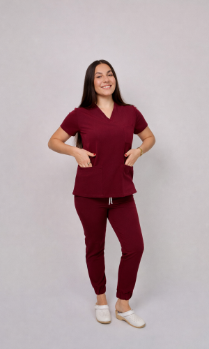 Komplet medyczny damski Medicstar Cosmo Super Flex: Bluza medyczna damska Atena Medicstar Cosmo Super Flex bordo Cechy charakterystyczne: Sportowa, nowoczesna stylizacja — idealna dla aktywnych zawodowo kobiet ceniących modny wygląd Elastyczna, mięsista tkanina wysokiej jakości z  — miękka w dotyku, dobrze dopasowująca się do sylwetki Solidne, podwójne przeszycia w newralgicznych miejscach — zwiększają trwałość i wytrzymałość bluzy Skład materiału: 67% poliester 27% viscose 6% spandex (elastan) Gramatura: 200 g/m² — optymalna grubość zapewniająca trwałość i komfort noszenia Spodnie medyczne damskie Joggery Cosmo Flex bordo Cechy charakterystyczne: Sportowa, nowoczesna stylizacja — idealna dla aktywnych zawodowo kobiet ceniących modny wygląd Elastyczna, mięsista tkanina wysokiej jakości z przewagą bawełny  domieszką poliestru i elastanu — miękka w dotyku, dobrze dopasowująca się do sylwetki Solidne, podwójne przeszycia w newralgicznych miejscach — zwiększają trwałość i wytrzymałość spodni Zalecana temperatura prania: Do 40°C — aby zachować jakość i koloryt tkaniny