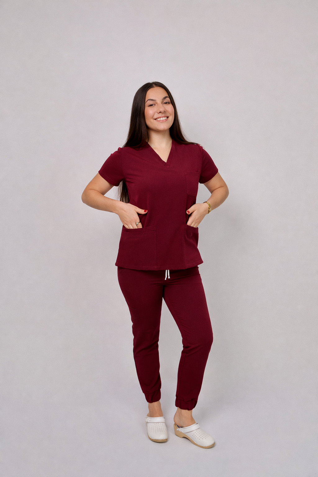 Komplet medyczny damski Medicstar Cosmo Super Flex: Bluza medyczna damska Atena Medicstar Cosmo Super Flex bordo Cechy charakterystyczne: Sportowa, nowoczesna stylizacja — idealna dla aktywnych zawodowo kobiet ceniących modny wygląd Elastyczna, mięsista tkanina wysokiej jakości z  — miękka w dotyku, dobrze dopasowująca się do sylwetki Solidne, podwójne przeszycia w newralgicznych miejscach — zwiększają trwałość i wytrzymałość bluzy Skład materiału: 67% poliester 27% viscose 6% spandex (elastan) Gramatura: 200 g/m² — optymalna grubość zapewniająca trwałość i komfort noszenia Spodnie medyczne damskie Joggery Cosmo Flex bordo Cechy charakterystyczne: Sportowa, nowoczesna stylizacja — idealna dla aktywnych zawodowo kobiet ceniących modny wygląd Elastyczna, mięsista tkanina wysokiej jakości z przewagą bawełny  domieszką poliestru i elastanu — miękka w dotyku, dobrze dopasowująca się do sylwetki Solidne, podwójne przeszycia w newralgicznych miejscach — zwiększają trwałość i wytrzymałość spodni Zalecana temperatura prania: Do 40°C — aby zachować jakość i koloryt tkaniny