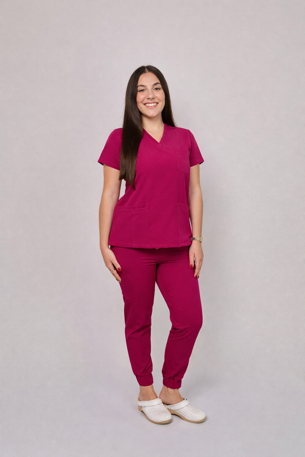 amska Atena Medicstar Cosmo Super Flex ciemny róż Cechy charakterystyczne: Sportowa, nowoczesna stylizacja — idealna dla aktywnych zawodowo kobiet ceniących modny wygląd Elastyczna, mięsista tkanina wysokiej jakości z — miękka w dotyku, dobrze dopasowująca się do sylwetki Solidne, podwójne przeszycia w newralgicznych miejscach — zwiększają trwałość i wytrzymałość bluzy Skład materiału: 67% poliester 27% viscose 6% spandex (elastan) Gramatura: 200 g/m² — optymalna grubość zapewniająca trwałość i komfort noszenia Spodnie medyczne damskie Joggery Cosmo Flex ciemny róż Cechy charakterystyczne: Sportowa, nowoczesna stylizacja — idealna dla aktywnych zawodowo kobiet ceniących modny wygląd Elastyczna, mięsista tkanina wysokiej jakości z przewagą bawełny domieszką poliestru i elastanu — miękka w dotyku, dobrze dopasowująca się do sylwetki Solidne, podwójne przeszycia w newralgicznych miejscach — zwiększają trwałość i wytrzymałość spodni