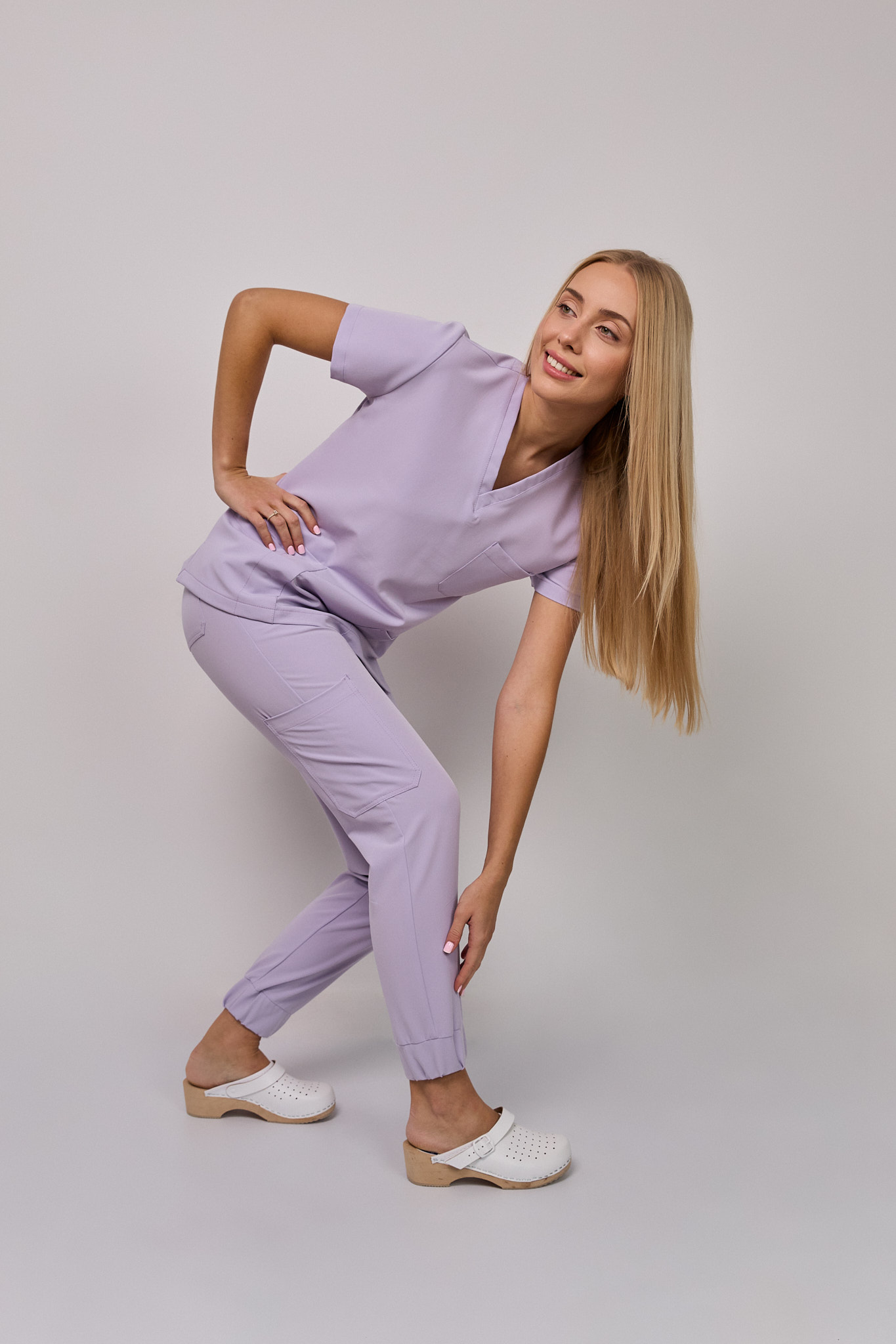 medyczny damski Medicstar Cosmo Super Flex, kolor lawenda Bluza Atena, spodnie Joggery Cosmo Flex4 Komplet medyczny damski Medicstar Cosmo Super Flex, kolor lawenda Bluza Atena, spodnie Joggery Cosmo Flex - obrazek 3