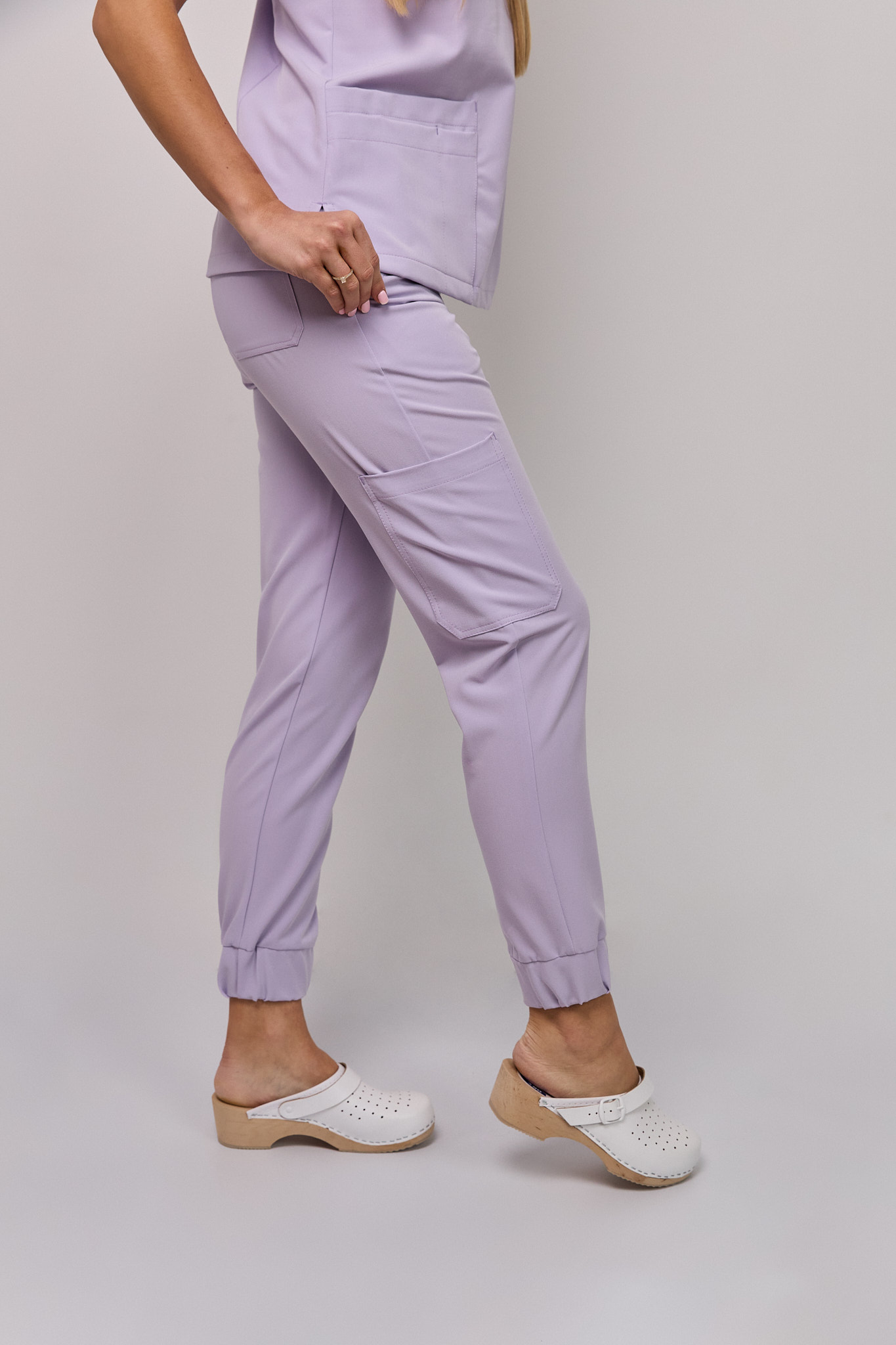 medyczny damski Medicstar Cosmo Super Flex, kolor lawenda Bluza Atena, spodnie Joggery Cosmo Flex7 Komplet medyczny damski Medicstar Cosmo Super Flex, kolor lawenda Bluza Atena, spodnie Joggery Cosmo Flex - obrazek 4