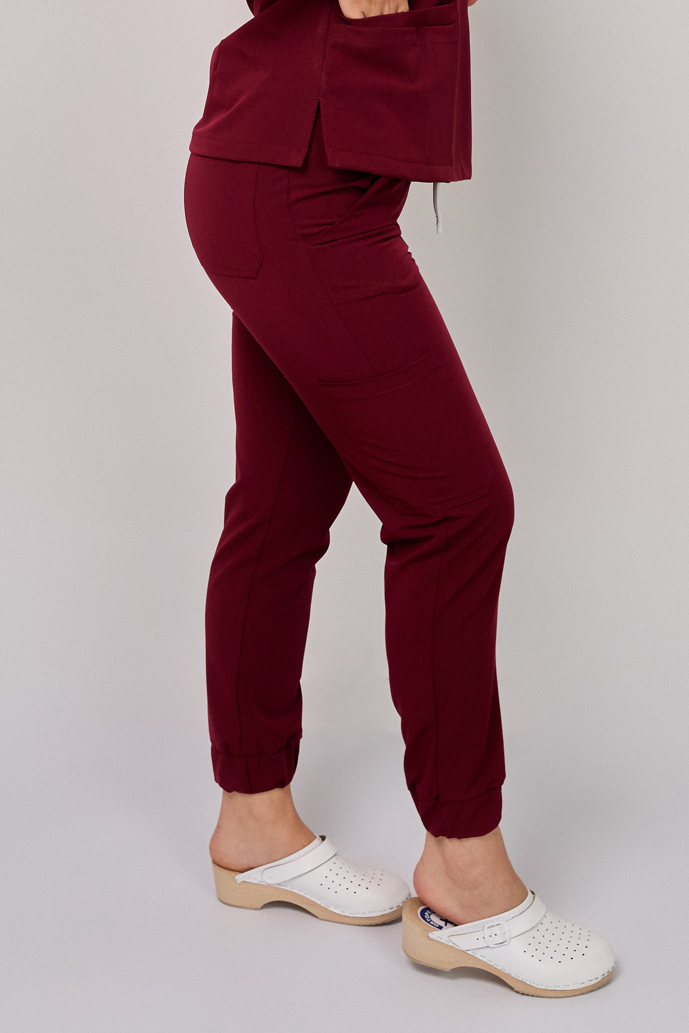 Komplet medyczny damski Medicstar Cosmo Super Flex: Bluza medyczna damska Atena Medicstar Cosmo Super Flex bordo Cechy charakterystyczne: Sportowa, nowoczesna stylizacja — idealna dla aktywnych zawodowo kobiet ceniących modny wygląd Elastyczna, mięsista tkanina wysokiej jakości z  — miękka w dotyku, dobrze dopasowująca się do sylwetki Solidne, podwójne przeszycia w newralgicznych miejscach — zwiększają trwałość i wytrzymałość bluzy Skład materiału: 67% poliester 27% viscose 6% spandex (elastan) Gramatura: 200 g/m² — optymalna grubość zapewniająca trwałość i komfort noszenia Spodnie medyczne damskie Joggery Cosmo Flex bordo Cechy charakterystyczne: Sportowa, nowoczesna stylizacja — idealna dla aktywnych zawodowo kobiet ceniących modny wygląd Elastyczna, mięsista tkanina wysokiej jakości z przewagą bawełny  domieszką poliestru i elastanu — miękka w dotyku, dobrze dopasowująca się do sylwetki Solidne, podwójne przeszycia w newralgicznych miejscach — zwiększają trwałość i wytrzymałość spodni Zalecana temperatura prania: Do 40°C — aby zachować jakość i koloryt tkaniny