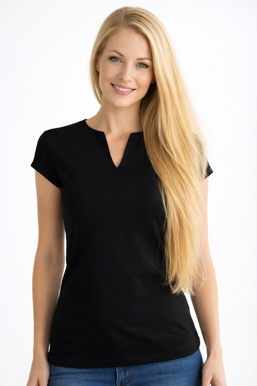 Koszulka medyczna damska Belissima – dopasowana, bawełniana, dekolt V Koszulka medyczna damska Belissima to połączenie profesjonalnego wyglądu, wygody oraz wysokiej jakości wykonania. Model został zaprojektowany z myślą o pracy w branży medycznej, beauty, SPA oraz gastronomii, gdzie liczy się zarówno komfort noszenia, jak i estetyczna prezencja przez cały dzień. Koszulka posiada dopasowany krój w talii, który subtelnie podkreśla sylwetkę, nie ograniczając swobody ruchów. Dekolt w kształcie litery V, wzmocniony od wewnątrz, nadaje całości elegancki i schludny charakter, a jednocześnie zwiększa trwałość wykończenia. Wykonana z wysokiej jakości materiału typu single jersey – połączenia czesanej bawełny z elastanem – koszulka jest miękka, elastyczna i przyjemna w dotyku. Gramatura 200 g/m² zapewnia odpowiednią grubość, odporność na częste pranie oraz zachowanie fasonu nawet przy intensywnym użytkowaniu. Rękawy wykończone tym samym materiałem w kolorze tkaniny oraz taśma kryjąca szew na karku zwiększają komfort pracy i estetykę wykończenia. Zastosowanie: odzież medyczna (lekarze, pielęgniarki, fizjoterapeuci, stomatologia), odzież beauty (kosmetyczki, salony SPA, fryzjerstwo), odzież gastronomiczna (restauracje, kawiarnie, catering). Najważniejsze cechy: koszulka medyczna damska Belissima krótki rękaw dopasowana w talii dekolt V wzmocniony od wewnątrz miękki i oddychający materiał estetyczne wykończenie rękawów taśma kryjąca szew na karku wysoka trwałość i komfort noszenia Skład i parametry: 94% bawełna (single jersey) 6% elastan Gramatura: 200 g/m² * Rozmiar 3XL dostępny w kolorach: biały (01), czarny (02) * Materiał wysokiej jakości, miękki i przyjemny w dotyku