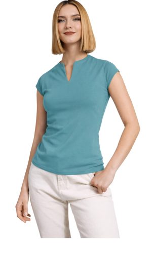 Koszulka medyczna damska Belissima to połączenie elegancji, komfortu i profesjonalizmu. Subtelnie dopasowany krój pięknie podkreśla sylwetkę, dając poczucie pewności i wygody przez cały dzień pracy. Miękka, przyjemna w dotyku bawełna single jersey z elastanem otula skórę i zapewnia swobodę ruchów. Dekolt V dodaje klasy, czyniąc koszulkę idealnym wyborem dla kobiet pracujących w medycynie, beauty i gastronomii. Zastosowanie: odzież medyczna (lekarze, pielęgniarki, fizjoterapeuci, stomatologia), odzież beauty (kosmetyczki, salony SPA, fryzjerstwo), odzież gastronomiczna (restauracje, kawiarnie, catering). Skład i parametry: 94% bawełna (single jersey) 6% elastan Gramatura: 200 g/m² * Materiał wysokiej jakości, miękki i przyjemny w dotyku
