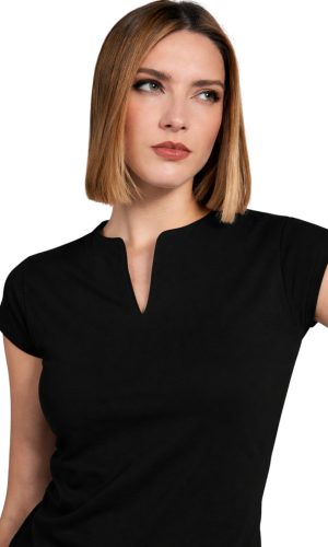 Koszulka medyczna damska Belissima to połączenie profesjonalnego wyglądu, wygody oraz wysokiej jakości wykonania. Model został zaprojektowany z myślą o pracy w branży medycznej, beauty, SPA oraz gastronomii, gdzie liczy się zarówno komfort noszenia, jak i estetyczna prezencja przez cały dzień. Koszulka posiada dopasowany krój w talii, który subtelnie podkreśla sylwetkę, nie ograniczając swobody ruchów. Dekolt w kształcie litery V, wzmocniony od wewnątrz, nadaje całości elegancki i schludny charakter, a jednocześnie zwiększa trwałość wykończenia. Wykonana z wysokiej jakości materiału typu single jersey – połączenia czesanej bawełny z elastanem – koszulka jest miękka, elastyczna i przyjemna w dotyku. Gramatura 200 g/m² zapewnia odpowiednią grubość, odporność na częste pranie oraz zachowanie fasonu nawet przy intensywnym użytkowaniu. Rękawy wykończone tym samym materiałem w kolorze tkaniny oraz taśma kryjąca szew na karku zwiększają komfort pracy i estetykę wykończenia. Zastosowanie: odzież medyczna (lekarze, pielęgniarki, fizjoterapeuci, stomatologia), odzież beauty (kosmetyczki, salony SPA, fryzjerstwo), odzież gastronomiczna (restauracje, kawiarnie, catering). Najważniejsze cechy: krótki rękaw dopasowana w talii dekolt V wzmocniony od wewnątrz miękki i oddychający materiał estetyczne wykończenie rękawów taśma kryjąca szew na karku wysoka trwałość i komfort noszenia Skład i parametry: 94% bawełna (single jersey) 6% elastan Gramatura: 200 g/m²